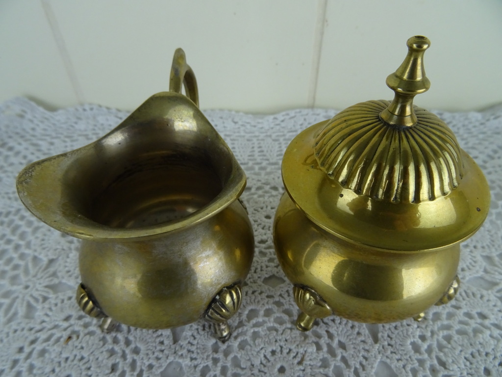 Verzilverd suiker en melk stel met leeuwenklauwen Verzilverd suiker en melk stel met leeuwenklauwen