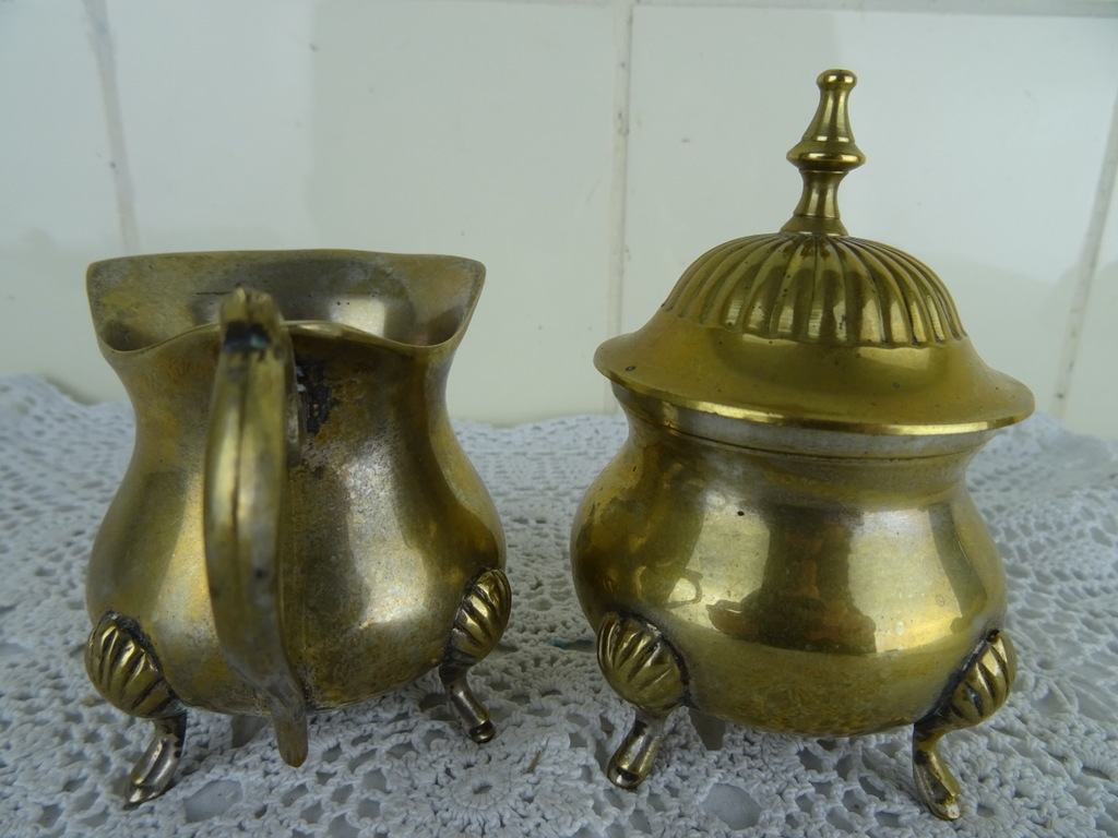 Verzilverd suiker en melk stel met leeuwenklauwen Verzilverd suiker en melk stel met leeuwenklauwen