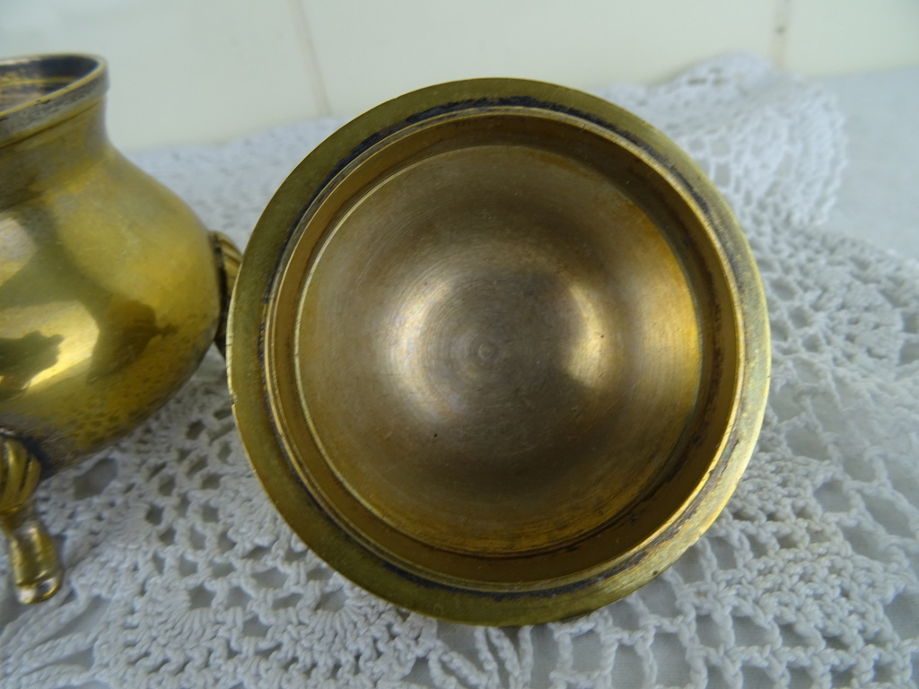 Verzilverd suiker en melk stel met leeuwenklauwen Verzilverd suiker en melk stel met leeuwenklauwen