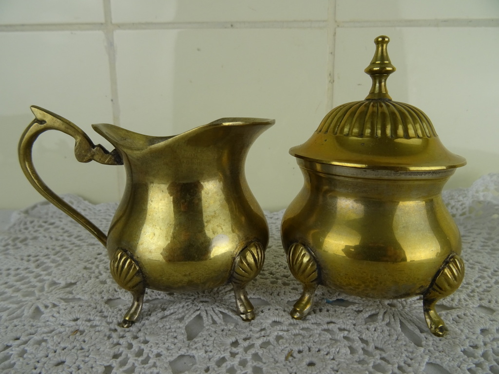 Verzilverd suiker en melk stel met leeuwenklauwen Verzilverd suiker en melk stel met leeuwenklauwen