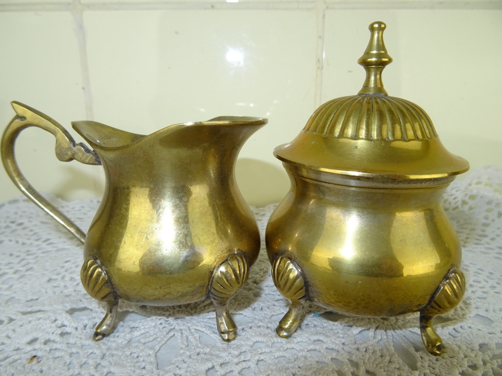 Verzilverd suiker en melk stel met leeuwenklauwen Verzilverd suiker en melk stel met leeuwenklauwen