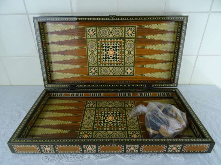 Vintage backgammon spel in houten kist
