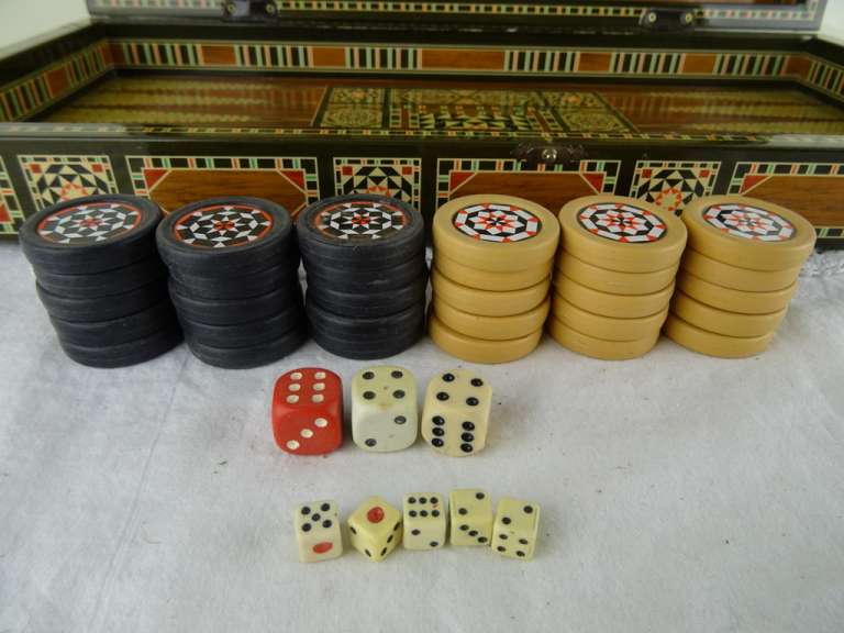 Vintage backgammon spel in houten kist