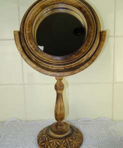 Fraaie houten spiegel op voet