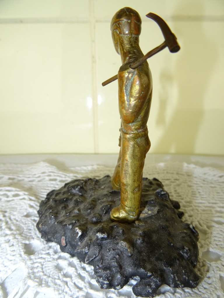 Antiek bronzen beeldje mijnwerker