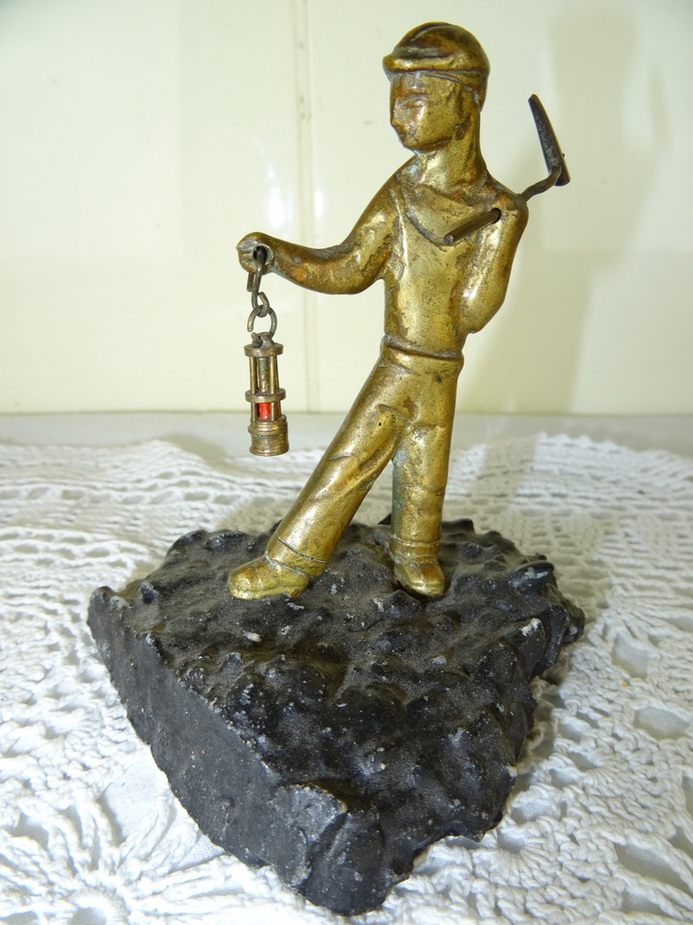Antiek bronzen beeldje mijnwerker