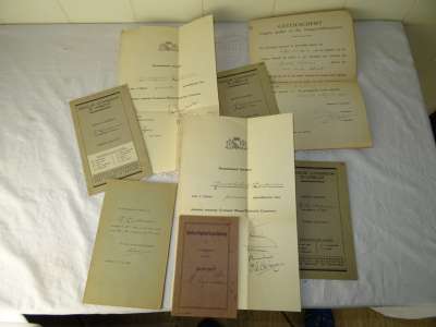 Collectie antieke rapporten en getuigschriften