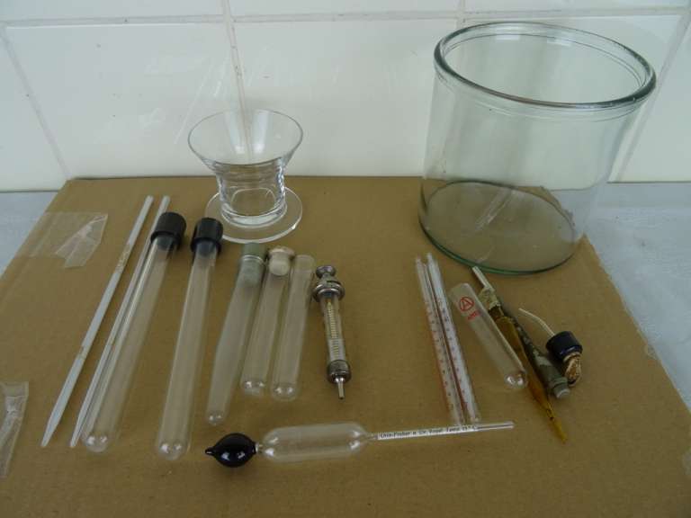 Collectie glazen medische objecten