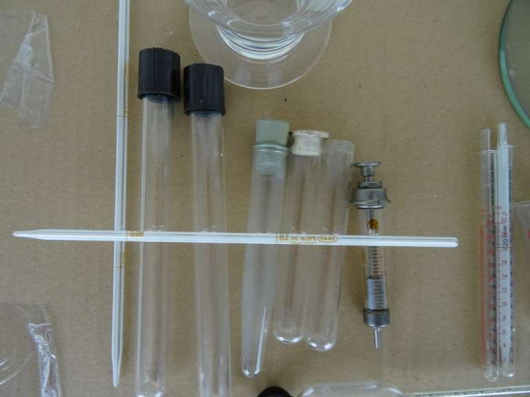 Collectie glazen medische objecten