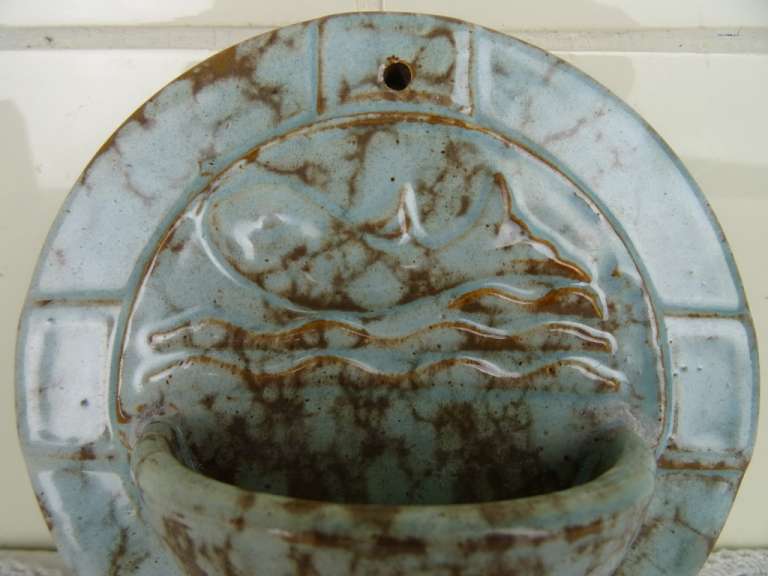 Antiek aardewerk wijwatervat met vis