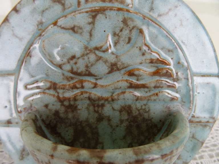 Antiek aardewerk wijwatervat met vis