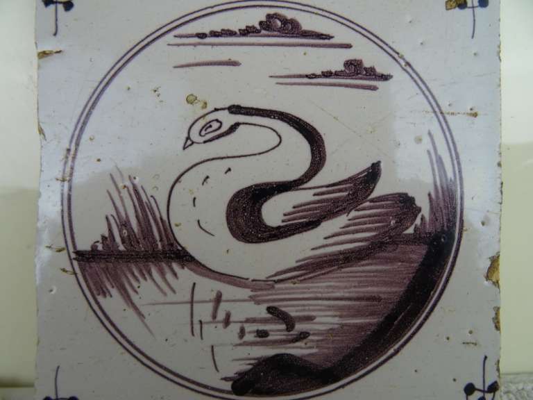 Antieke aardewerk tegel met zwaan