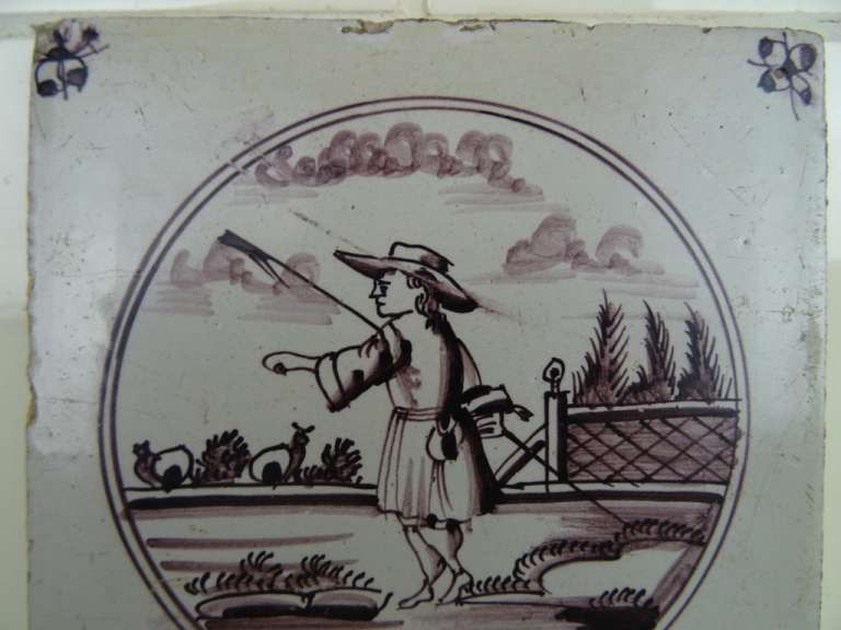 Alternative view of Antieke aardewerk tegel met visser