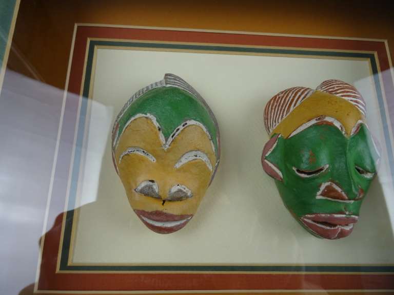Afrikaanse maskers in vitrinelijst