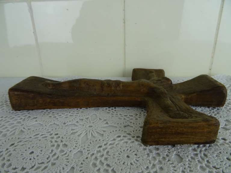 Antiek houtsnijwerk kruisbeeld