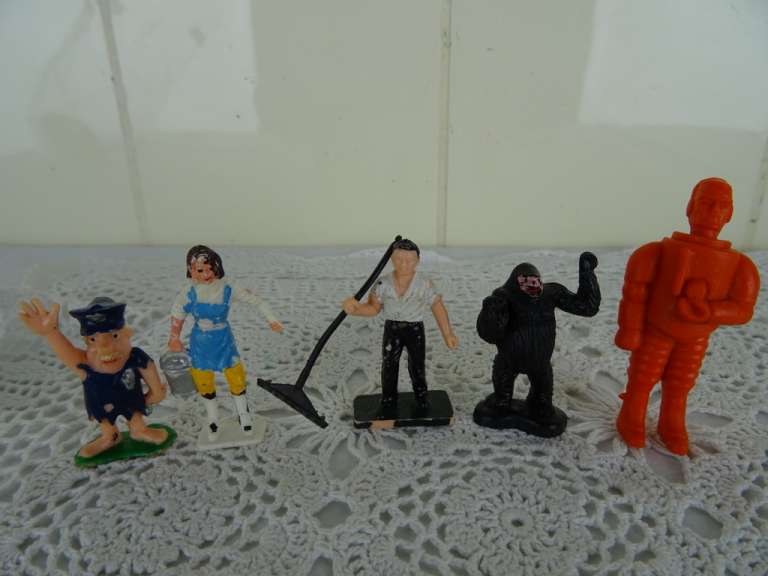 Collectie miniatuur popjes en King Kong