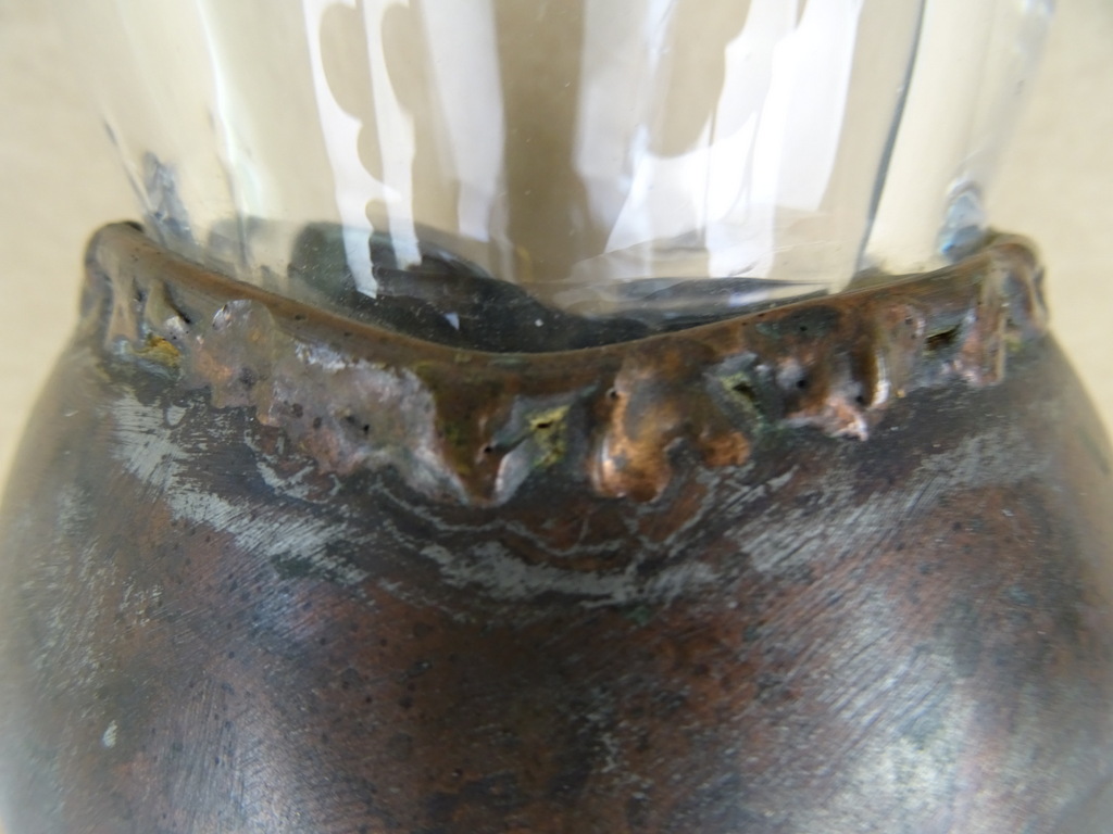 Antieke kaarshouder van glas en brons Antieke kaarshouder van glas en brons