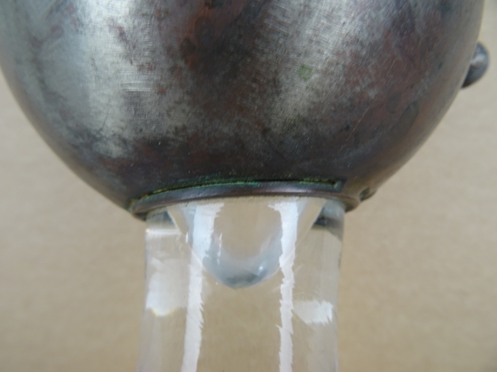 Antieke kaarshouder van glas en brons Antieke kaarshouder van glas en brons