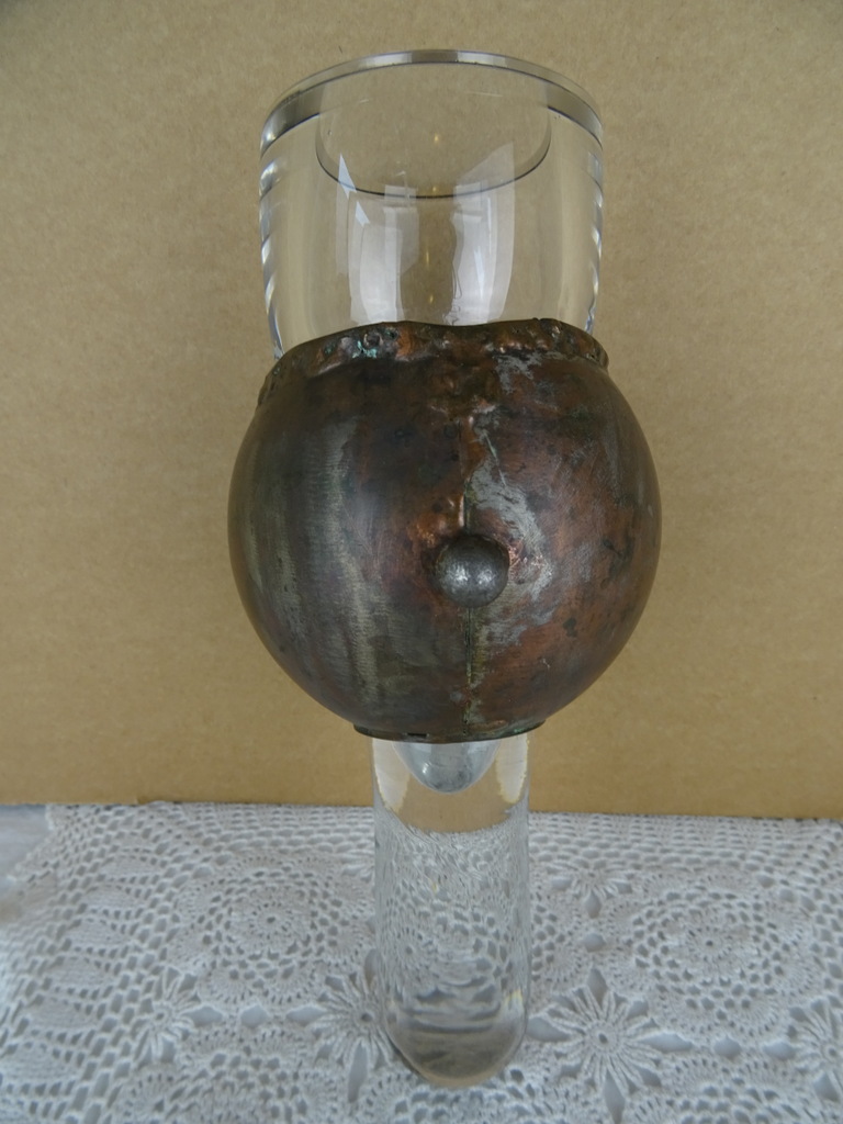 Antieke kaarshouder van glas en brons Antieke kaarshouder van glas en brons