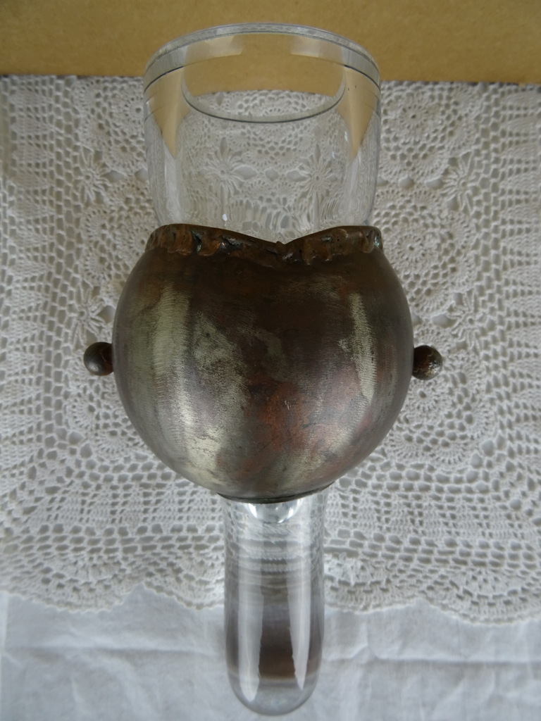 Antieke kaarshouder van glas en brons Antieke kaarshouder van glas en brons