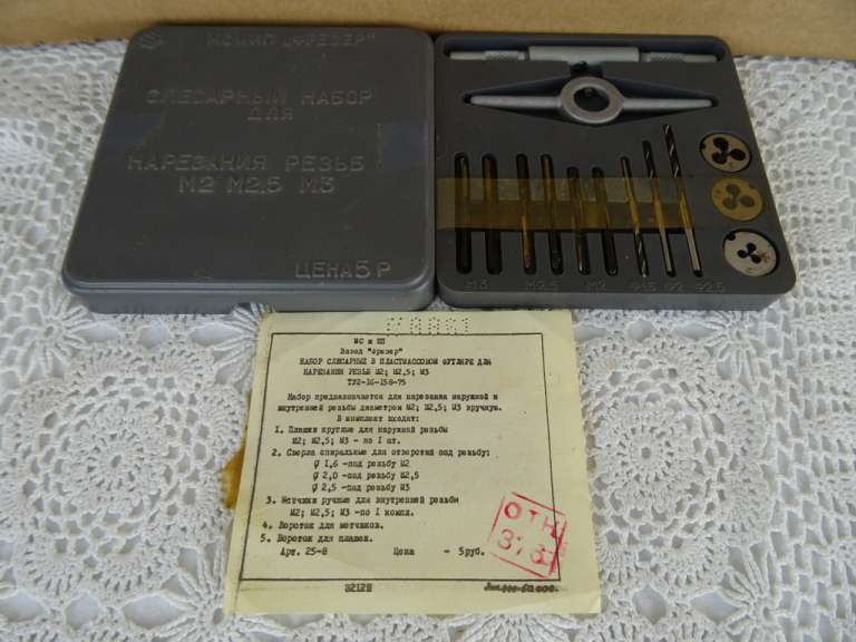 Vintage Russisch gereedschap in doosje