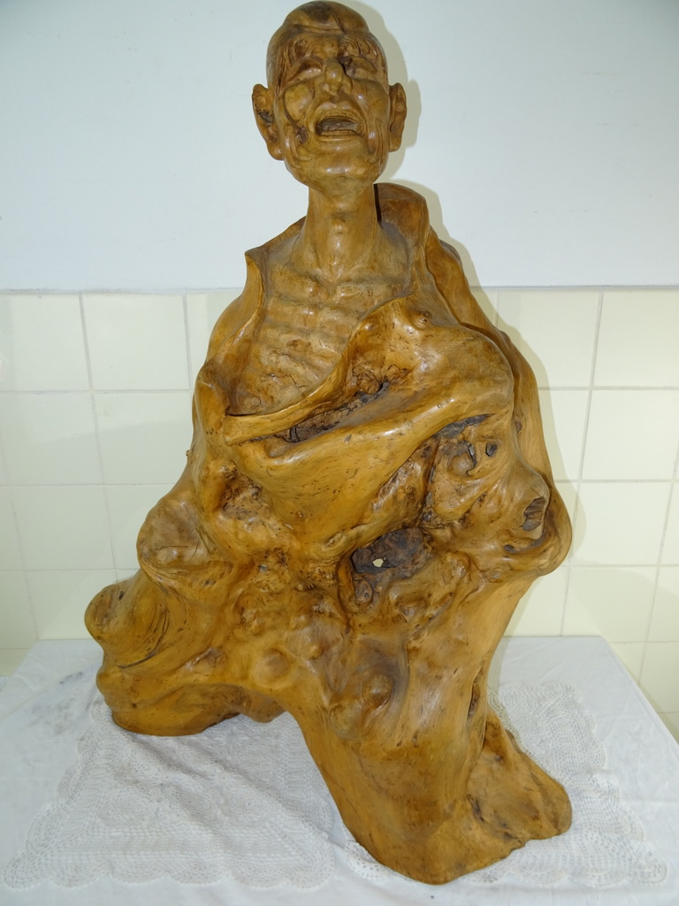 Antiek wortelhouten beeld Vastende monnik