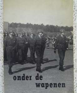 Vintage Boekje Ministerie van Defensie Onder de wapenen