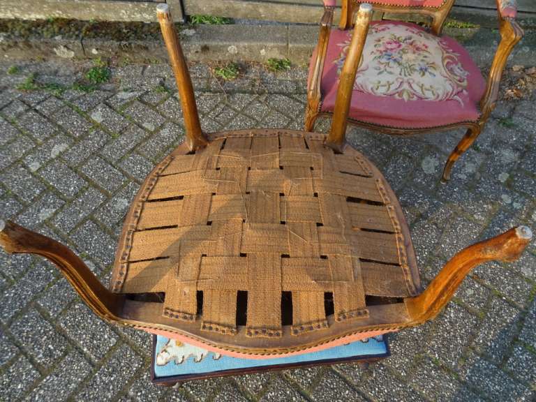 Antieke houten stoelen en bankje Romantiek periode