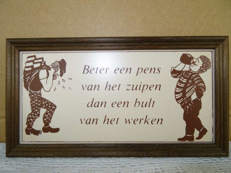 Antieke tegel met spreuk