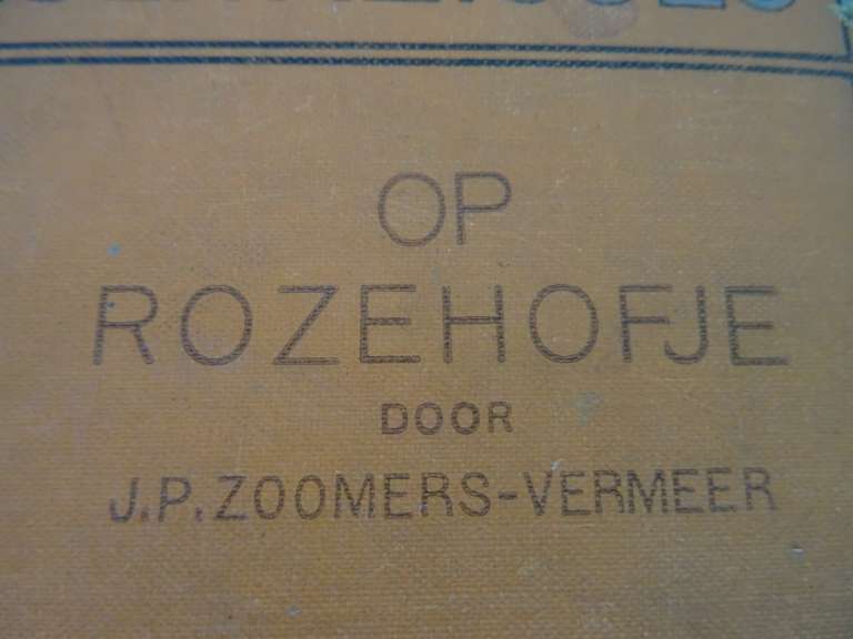 Op Rozehofje door J.P. Zoomers-Vermeer