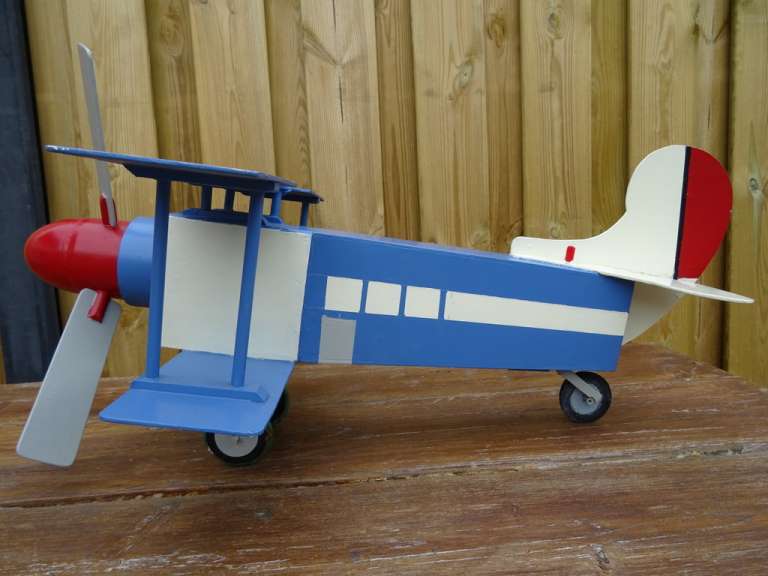 Groot houten vliegtuig Volkskunst