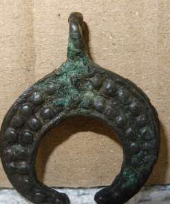 Bodemvondst Vikingen Lunula hanger 1000-1200 v. Christus gemaakt van een tin legering. De imponerende hanger is een waar pronkstuk