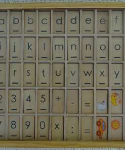 Vintage letterbak met letters en cijfers