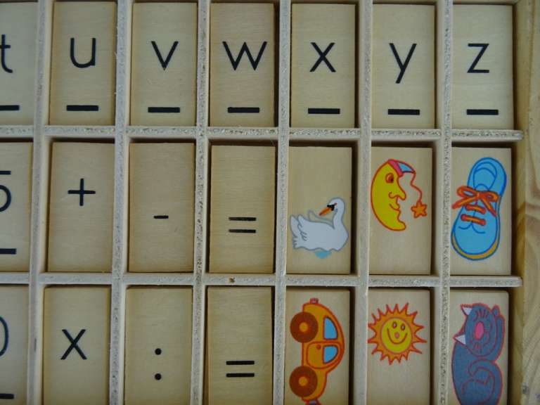 Vintage letterbak met letters en cijfers