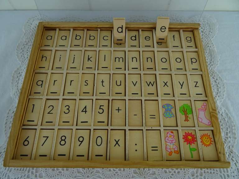 Vintage letterbak met letters en cijfers