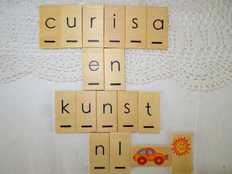 Vintage letterbak met letters en cijfers