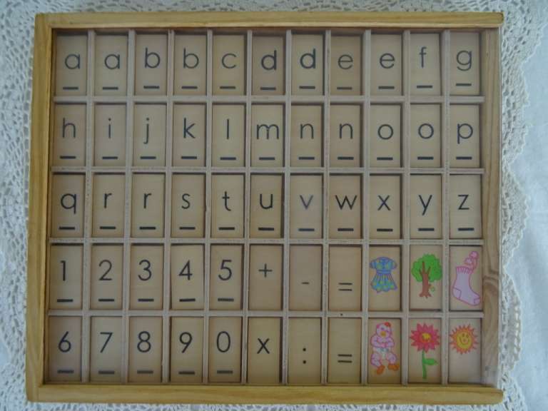 Vintage letterbak met letters en cijfers