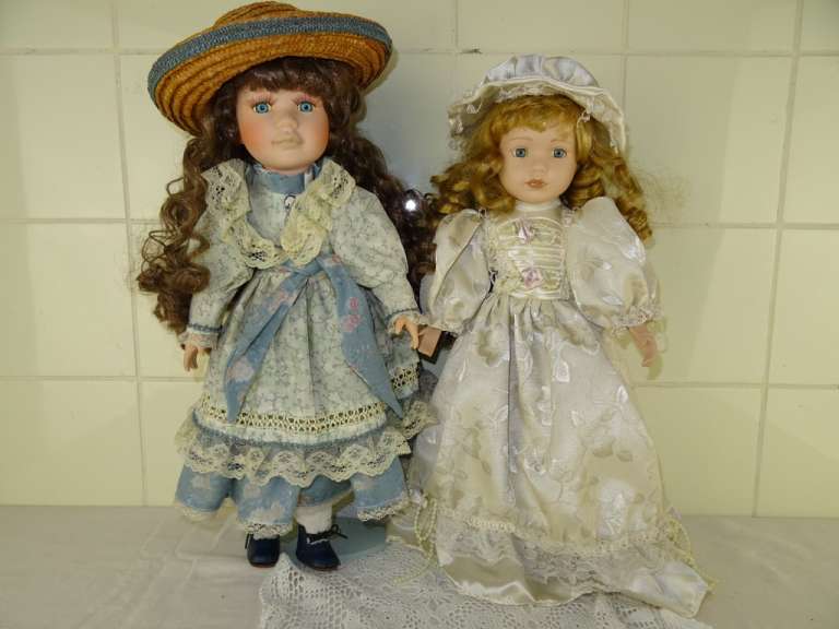 Twee vintage poppen met standaard