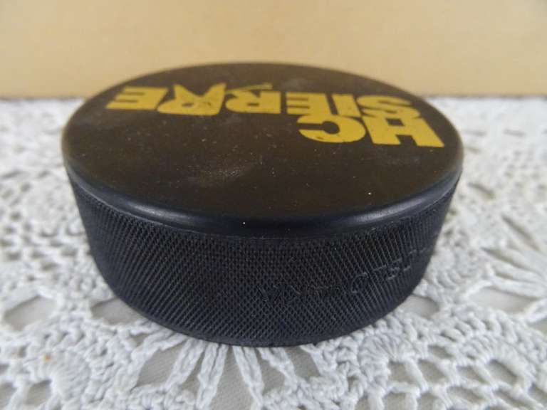 Vintage ijshockey puck HC Sierre