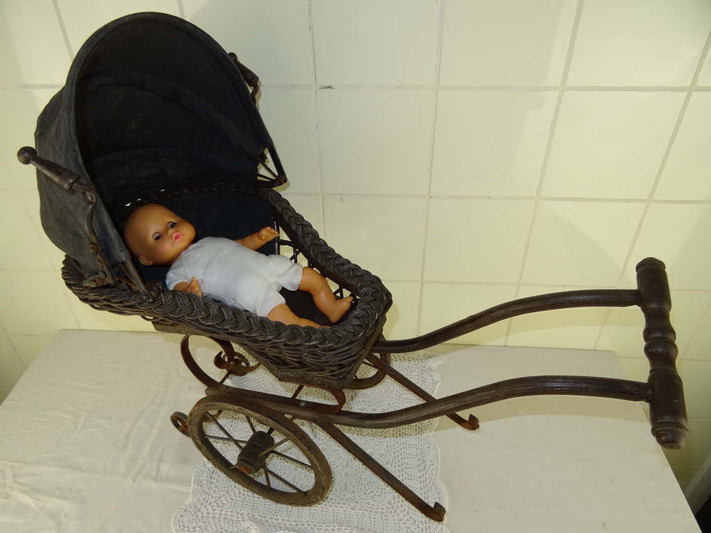 Antiker Puppenwagen der Volkskunst