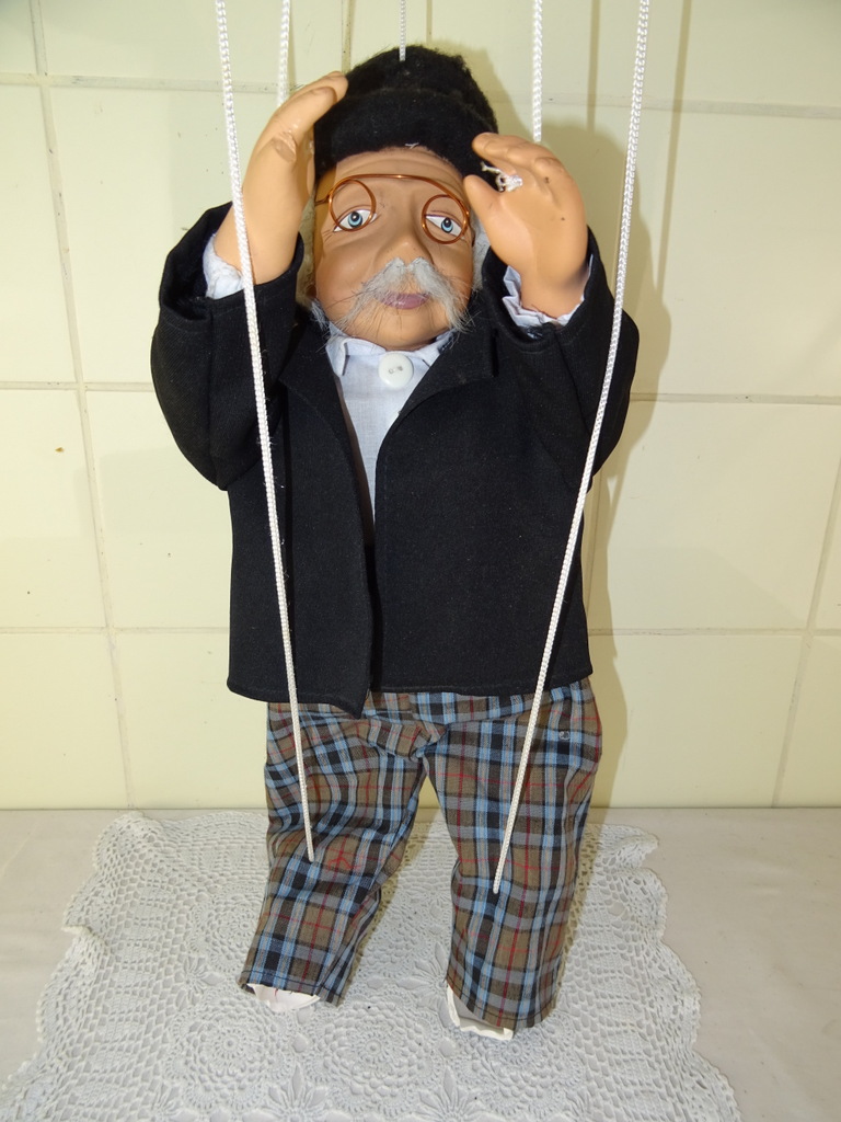 Vintage trekpop oude man