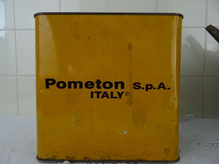 Alternative view of Collectie vintage oliekannen 29 euro per stuk