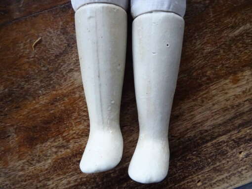 Twee vintage poppen met standaard