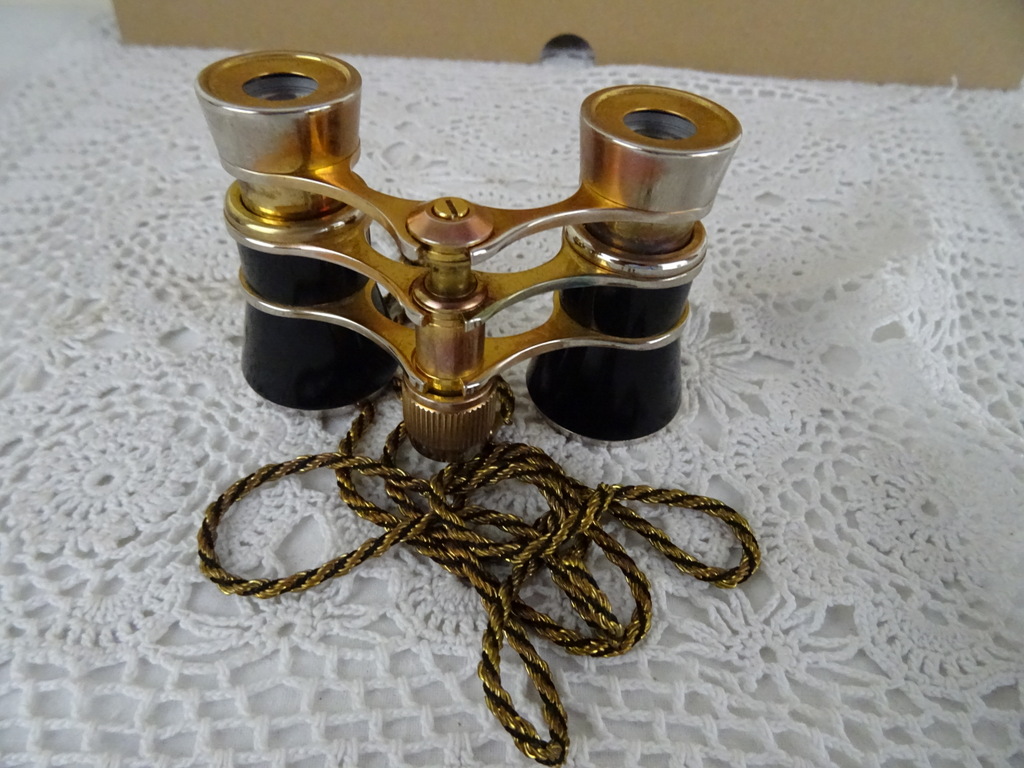 Antieke toneelkijker met ketting