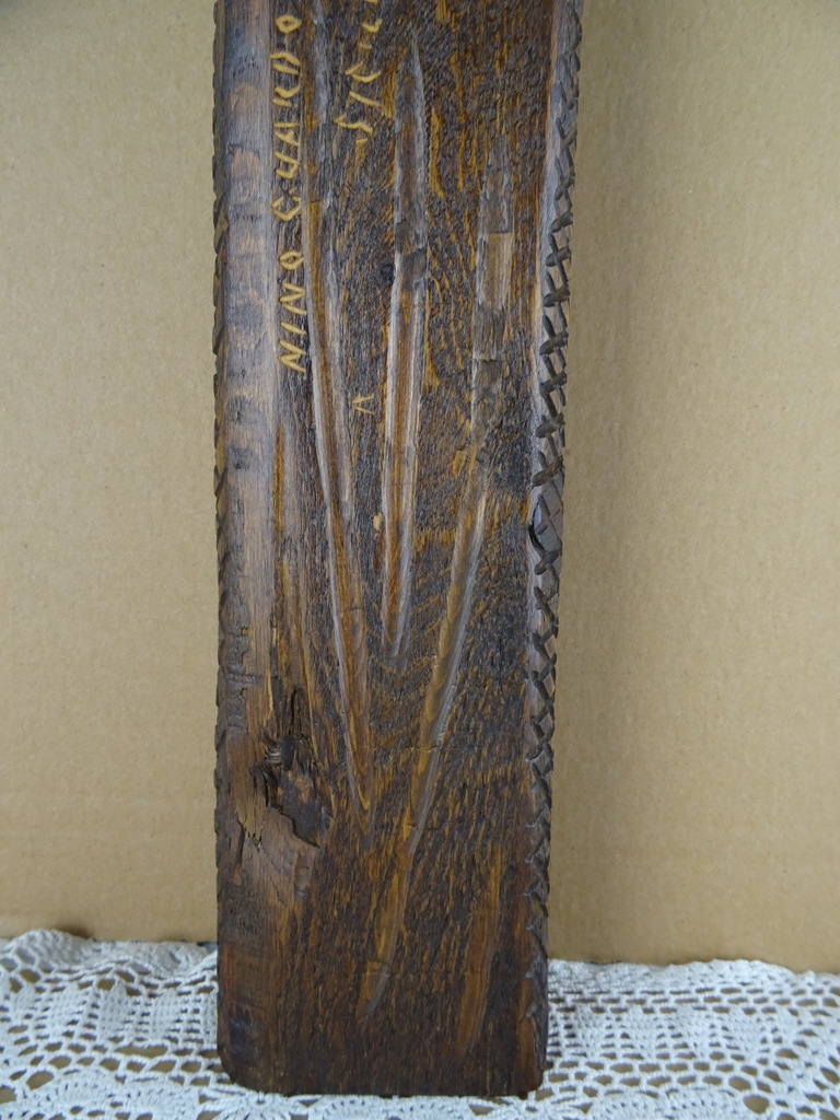 Antiek houten beeld Koning met wierook