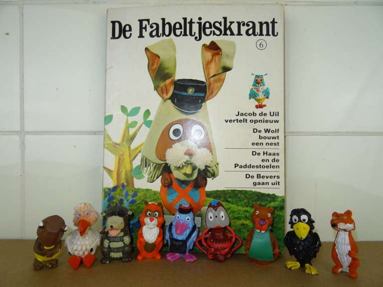 Vintage Fabeltjeskrant en 9 figuren