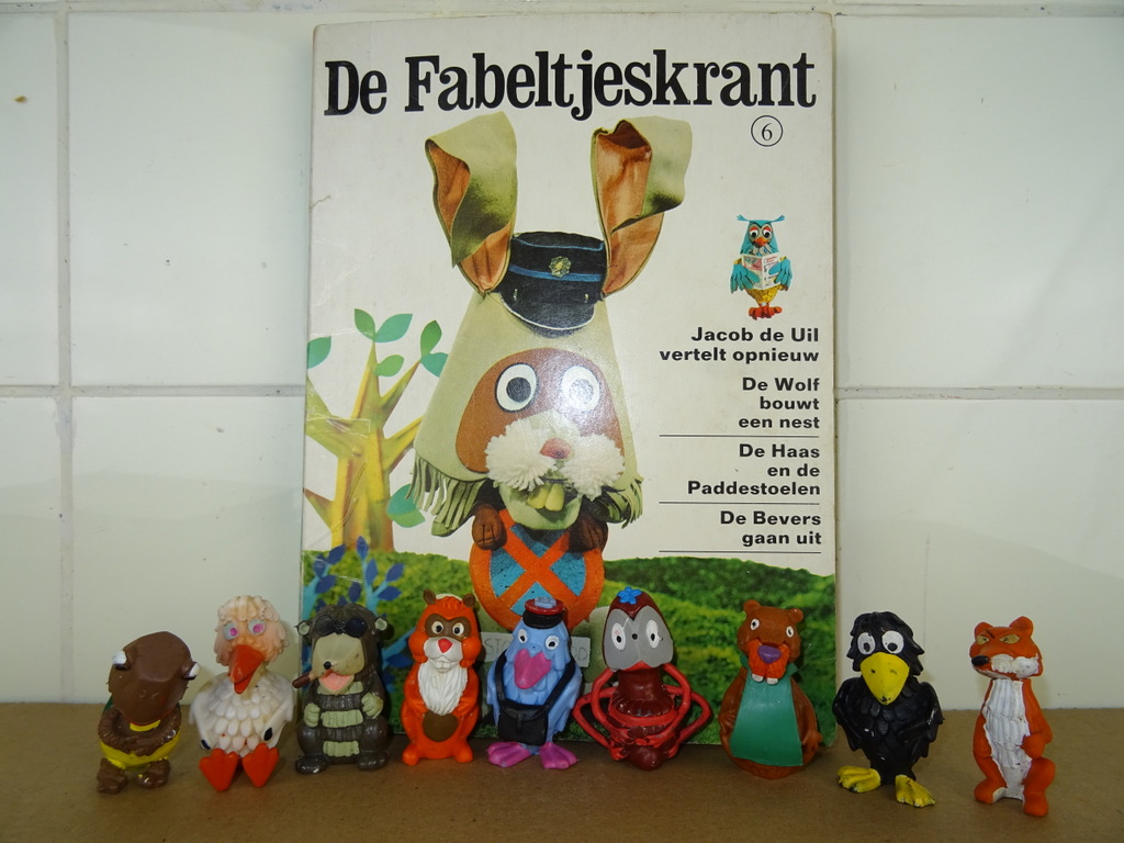 Vintage Fabeltjeskrant en 9 figuren