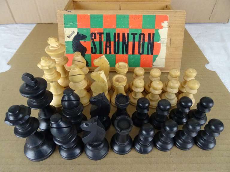 Vintage Staunton schaakstukken