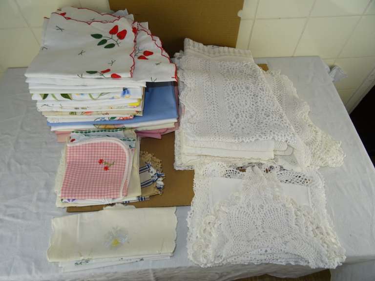 Collectie vintage tafelkleden en kleine kleedjes