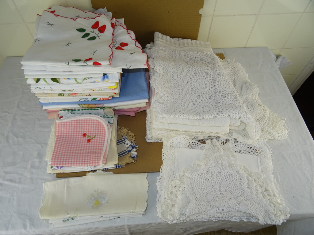 Collectie vintage tafelkleden en kleine kleedjes